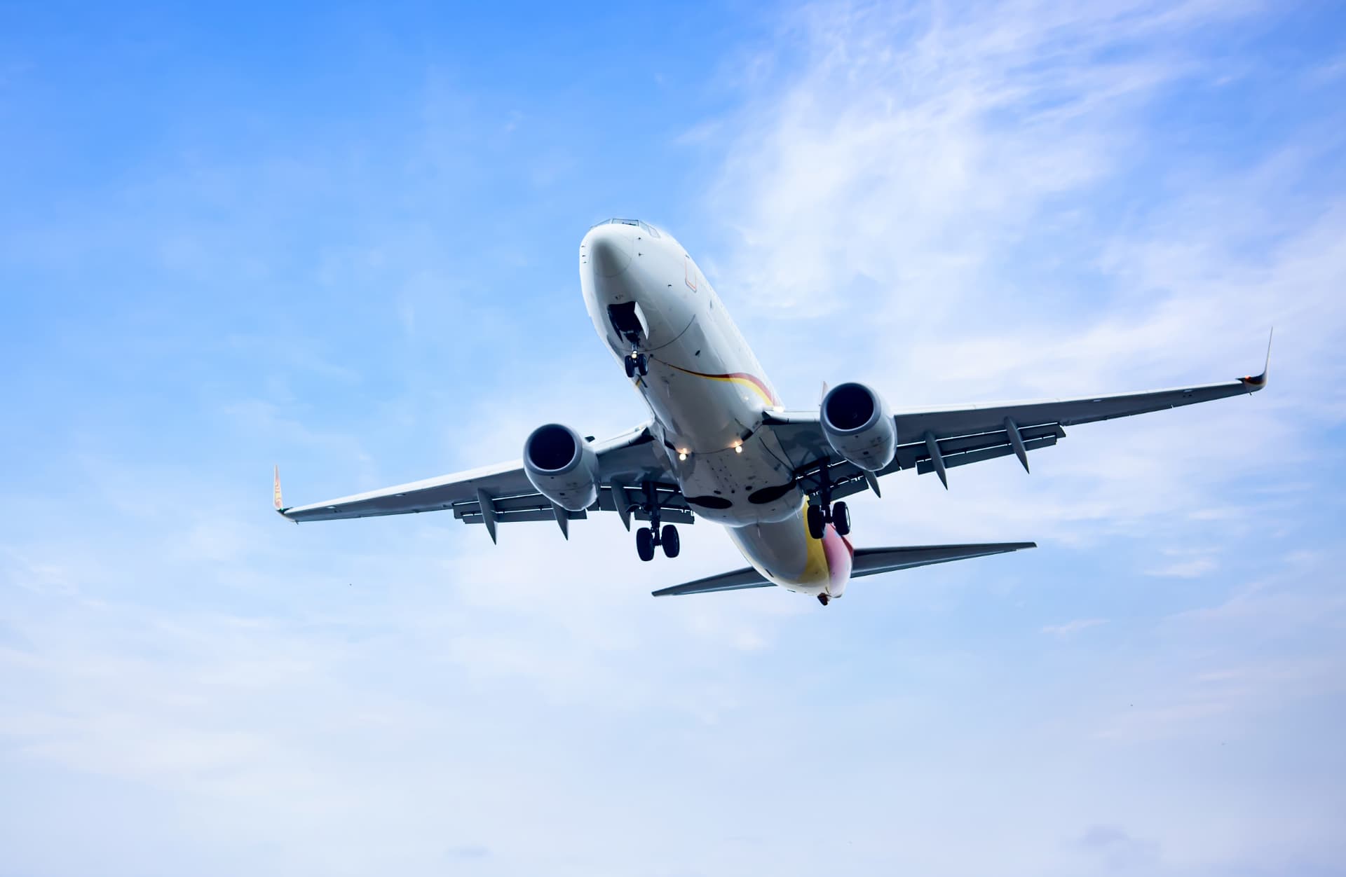 Avión despegando hacia un cielo azul